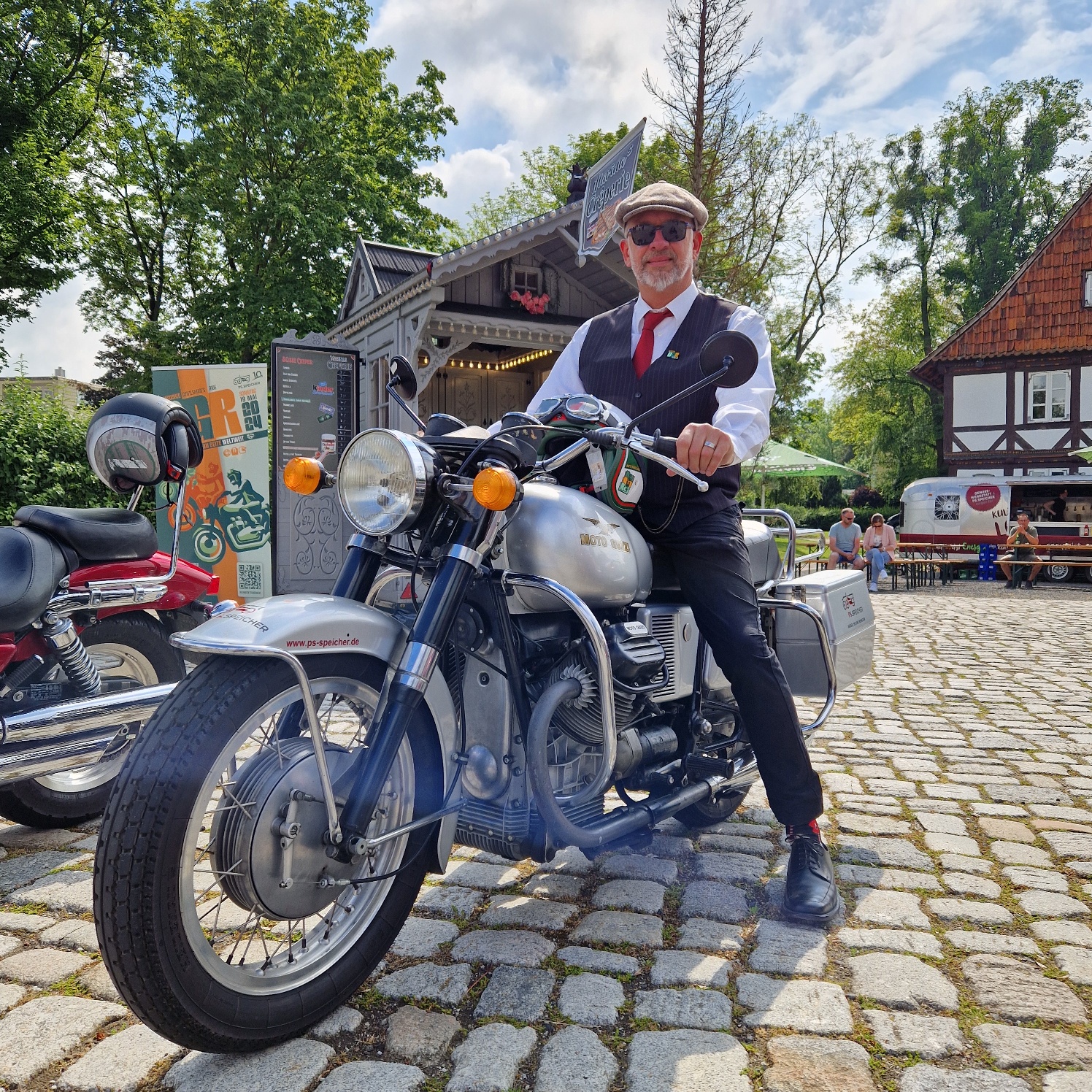 Bild 1: Teilnahme am Einbecker „Distinguished Gentlements Ride“ im Mai am PS Speicher auf einer historischen Moto Guzzi ElDorado 850 aus dem Fundus des PS Speichers. Es war für mich und ich denke Alle anderen ein echter Gänsehautmoment in diesem Outfit ca. 10Km durch das Einbecker Stadtgebiet zu fahren und auf die Gesundheit von Männern weltweit aufmerksam zu machen und Geld zu sammeln. Ein absolutes und noch nie dagewesenes Highlight für mich 😊 !!! ©Horst Buchelt