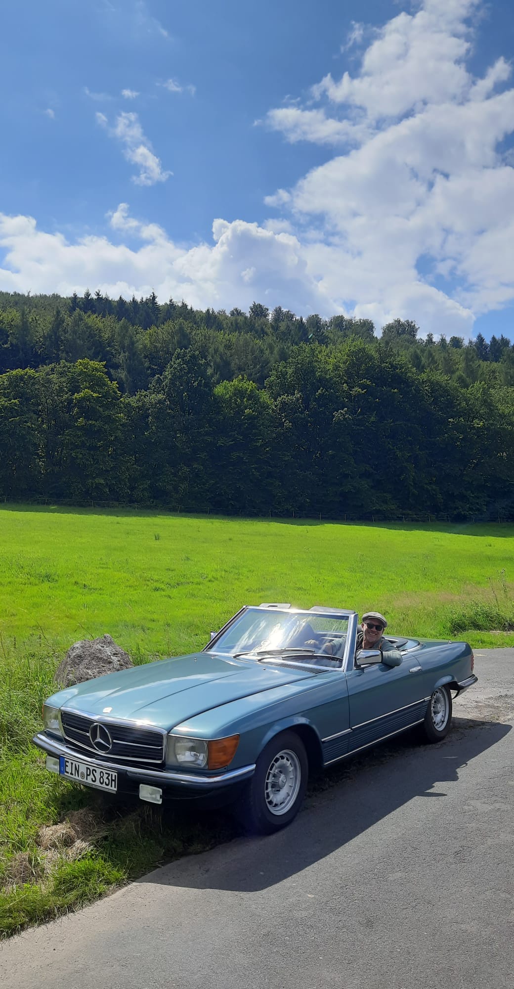 Bild 6: Ein Tag mit dem Mercedes 280 SL des PS.SPEICHERS und meiner Frau. Bei herrlichstem Wetter sind wir sonntags zu einem historischen Ausflug durch das Weserbergland und Eichsfeld aufgebrochen. Ein unvergessliches Erlebnis, was zum Wiederholen einlädt. Wir haben unterwegs viel „Daumen hoch“ erlebt 😊. ©Horst Buchelt