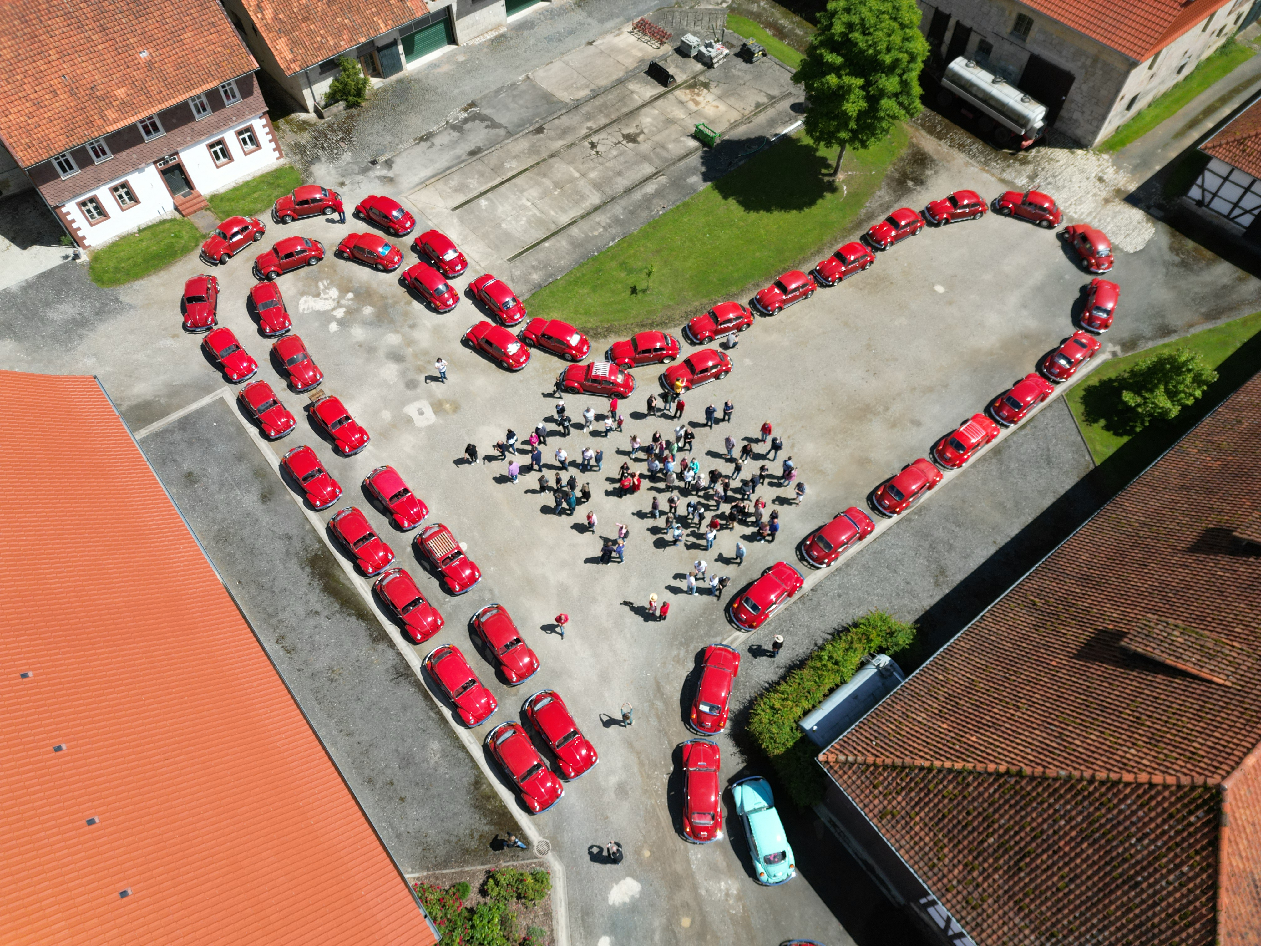 Bild 7: Einbeck bewegte tatsächlich, als am 15. Juni fast 50 samtrote Sonderkäfer aus ganz Deutschland (plus ein Besucher aus Süd-Afrika) den Weg nach Einbeck fanden und am 3.Treffen der samtroten Sonderkäfer teilnahmen. Dabei führte eine Ausfahrt die zahlreichen Teilnehmer in das schöne Einbecker Umland, wo auf der Domäne Voldagsen diese Fotos entstanden. Dass die Käfer dabei in Herzform standen, war reiner Zufall, erst aus der Luft ersichtlich und tatsächlich vorher nicht abgesprochen. Das Treffen in Einbeck war ein großer Erfolg, hinterließ viele schöne und bleibende Erinnerungen und sogar das Fernsehen berichtete darüber!Einbeck hat an diesem Tag also mehr als nur bewegt…. ©Marco Strohmeier