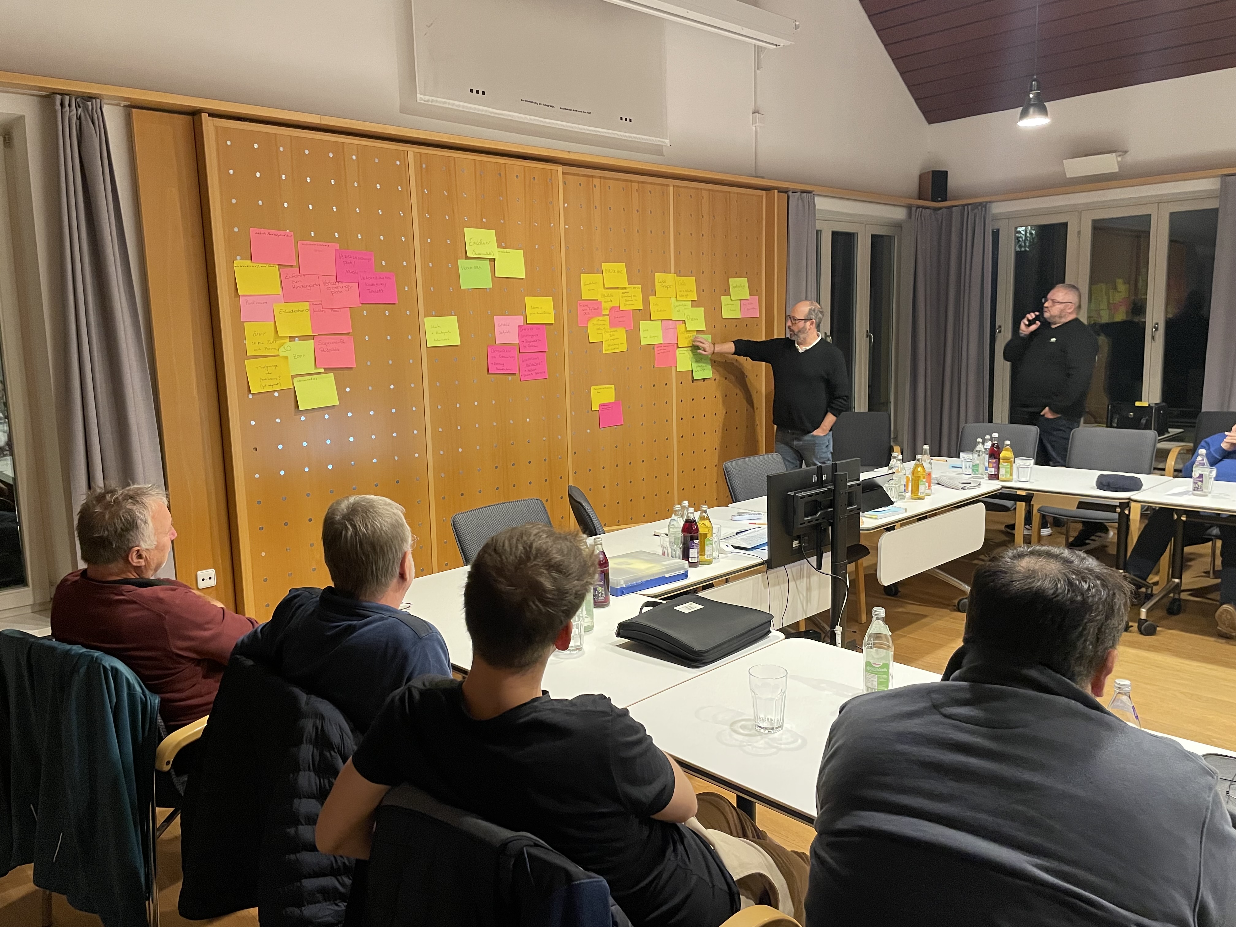 Einblicke in die Arbeit während der initialen Lenkungsgruppensitzung