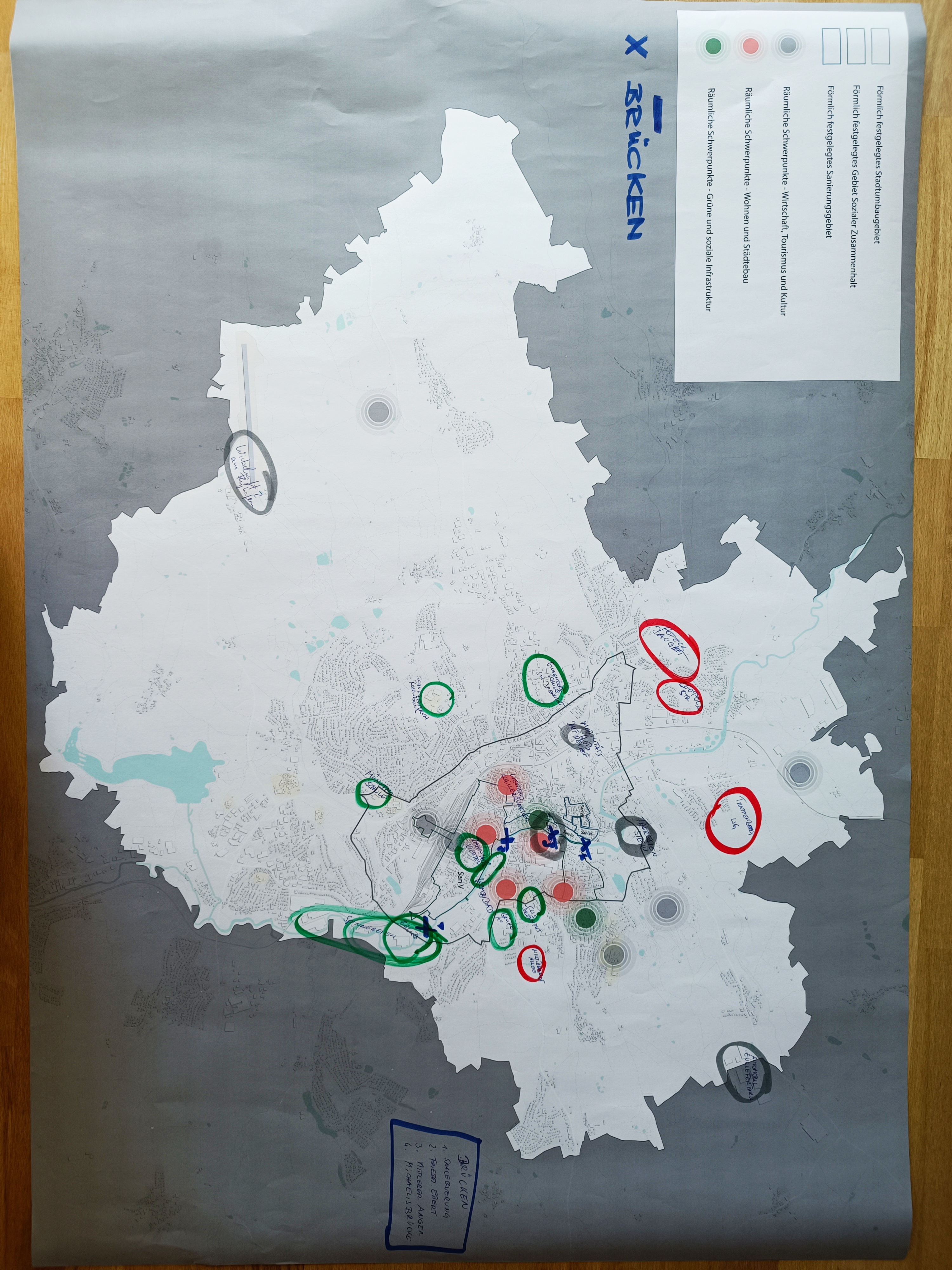 auf einem Stadtplan von Hof wurden Orte eingezeichnet, die einen Handlungsbedarf haben. Diese wurden in Kategorien eingeteilt nach Themenfeldern Wohnen und Städtebau, grüne und soziale Infrastruktur sowie Wirtschaft, Toursimus und Kultur