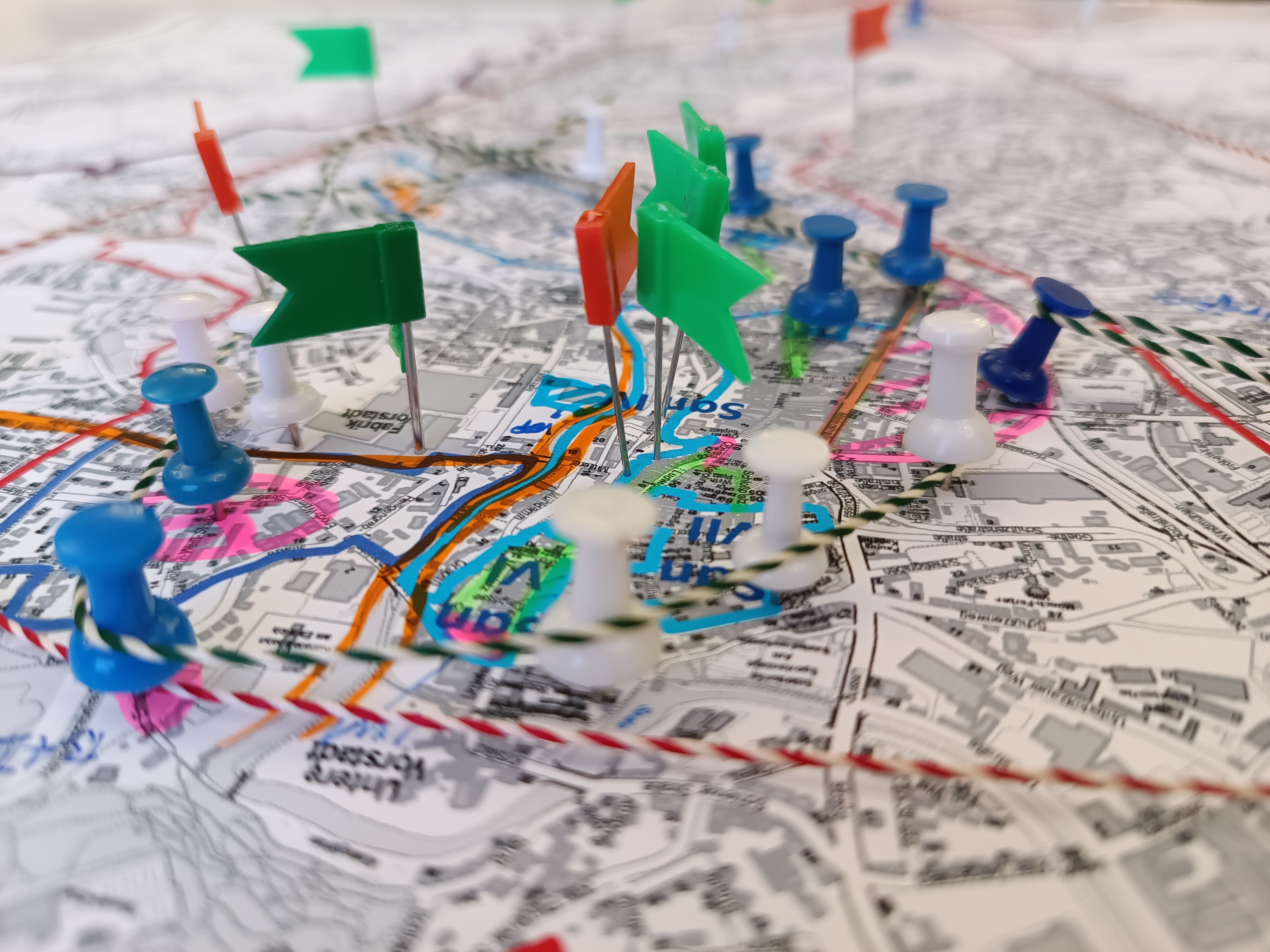 Foto eines Kartenausschnitts, auf dem mit Pinnadeln Punkte abgesteckt sind