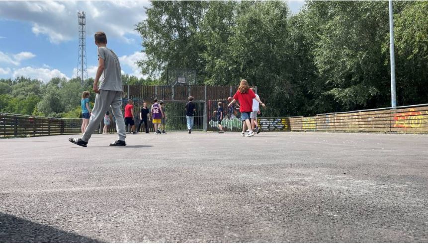 Neuer Belag für den Bolzplatz in den Havelauen