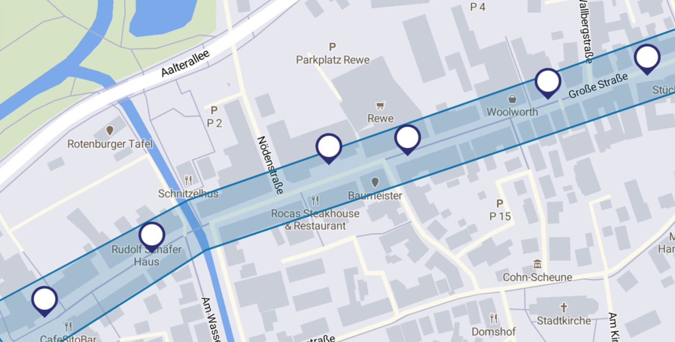 Kartenausschnitt mit Fokus auf der Großen Straße. Zwischen Rathaus und Neuer Markt sind sechs Punkte markiert, die für Bankstandorte stehen.