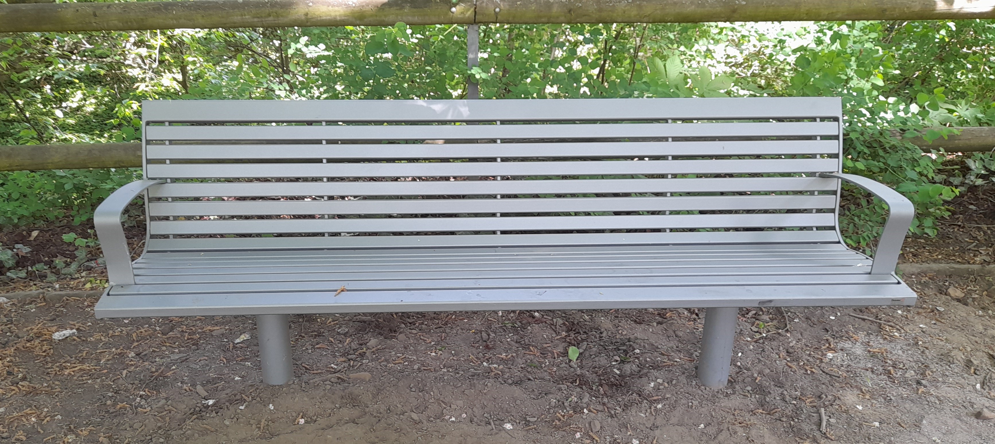 Parkbank mit rechteckigen Latten