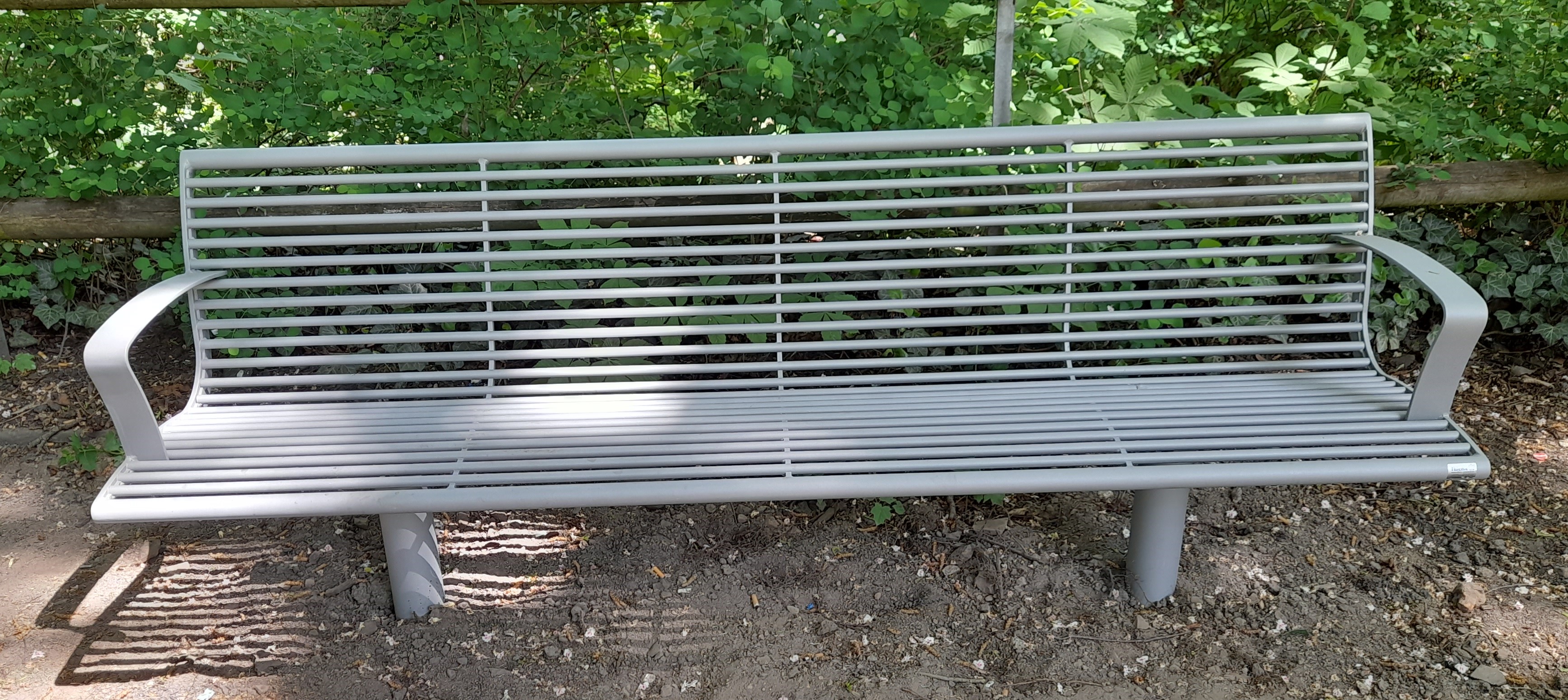 Parkbank mit runden Latten