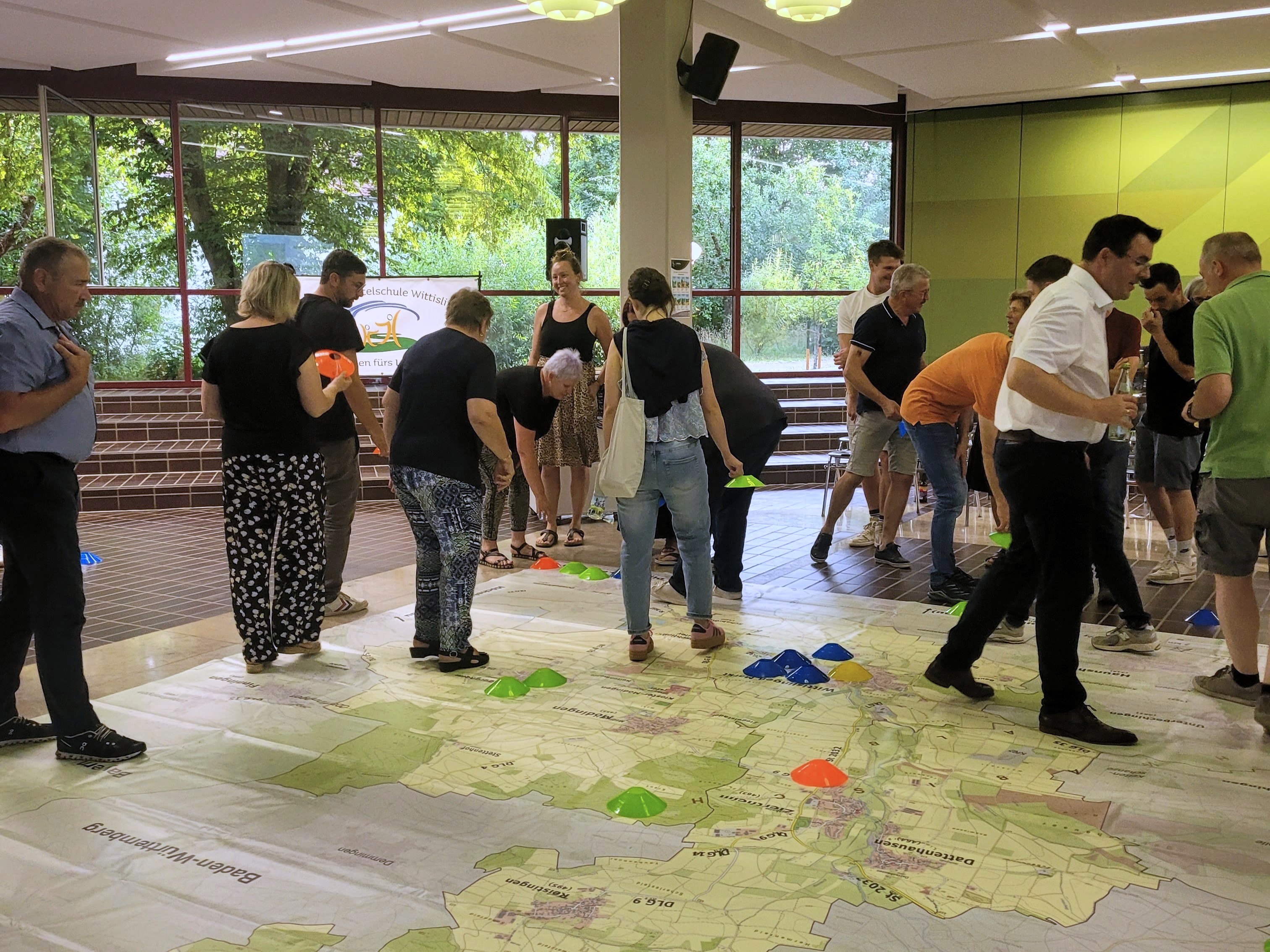 Arbeit mit der begehbaren Landkarte bei der Auftaktveranstaltung